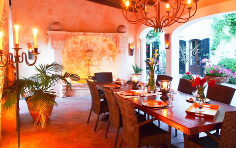 Villa Peacock: Mueble, Diseño De Interiores, Mesa, Silla, Encendiendo, Cocina Y Comedor Mesa, Comedor, Techo, Lámpara, Habitación