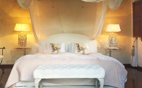 Villa Peacock: Mueble, Cama, Habitación, Diseño De Interiores, Lecho, Sábana, Linos, Encendiendo, Suelo, Habitación