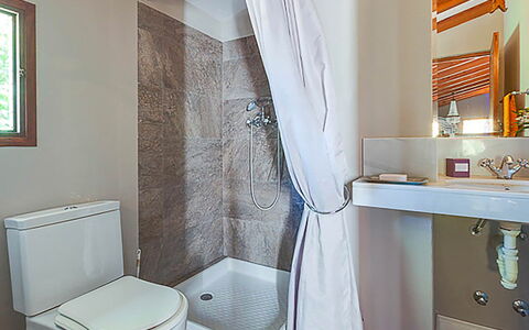 Villa Peacock: Baño, Arreglo De Tubería, Diseño De Interiores, Pared, Piso, Suelo, Baño, Bañera, Textil, Plomería