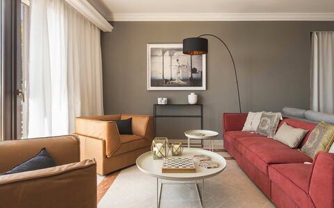 Villa Bridgitte: Mueble, Diseño De Interiores, Piso, Suelo, Sofá, Pared, Sala, Habitación, Casa, Textil