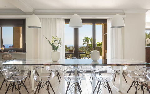Villa Bridgitte: Mueble, Diseño De Interiores, Piso, Madera, Silla, Mesa, Suelo, Techo, Cocina Y Comedor Mesa, Comedor