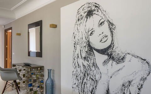Villa Bridgitte: Pared, Mueble, Diseño De Interiores, Suelo, Piso, Habitación, Habitación, Casa, Cama