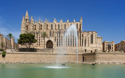 Villa Bridgitte: Cielo, Fachada, Punto De Referencia, Arco, Castillo, Atracción Turística, Aguja, La Arquitectura Medieval, Palacio, Historia