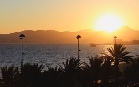 Villa Bridgitte: Cielo, Horizonte, Resplandor Crepuscular, Puesta De Sol, Oscuridad, Naranja, Amanecer, Paisaje, Fenómeno Atmosférico, Noche