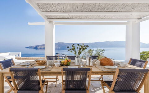 Villa Vesper: Mueble, Mesa, Silla, Cocina Y Comedor Mesa, Mueble Para Exteriores, Mesa Al Aire Libre, Piso, Restaurante, Comedor, Sombra