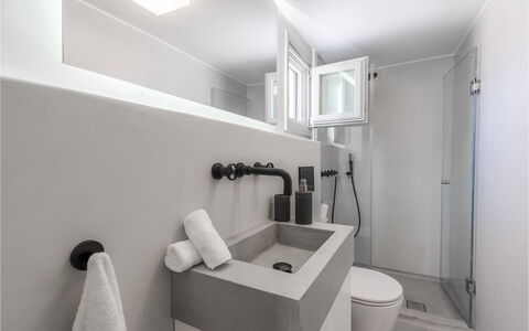 Villa Vesper: Arreglo De Tubería, Baño, Lavabo, Lavabo Del Baño, Pared, Diseño De Interiores, Asiento Del Baño, Grifo, Piso, Suelo