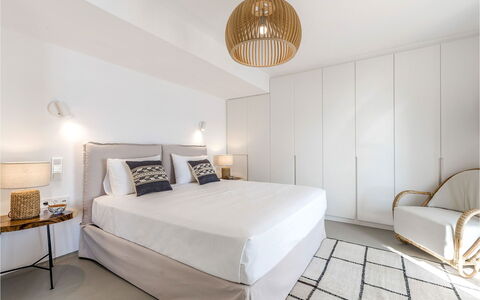 Villa Vesper: Cama, Diseño De Interiores, Habitación, Mueble, Piso, Suelo, Madera, Lecho, Sábana, Linos