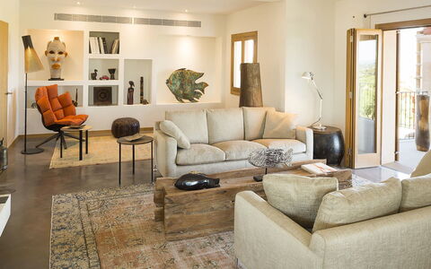 Villa Sofia: Mueble, Diseño De Interiores, Sofá, Piso, Suelo, Sala, Madera, Casa, Mesa, Habitación