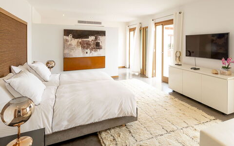 Villa Sofia: Mueble, Diseño De Interiores, Cama, Habitación, Pared, Piso, Suelo, Madera, Sábana, Techo