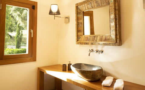 Villa Sofia: Lavabo Del Baño, Diseño De Interiores, Pared, Arreglo De Tubería, Espejo, Piso, Madera, Lavabo, Baño, Grifo