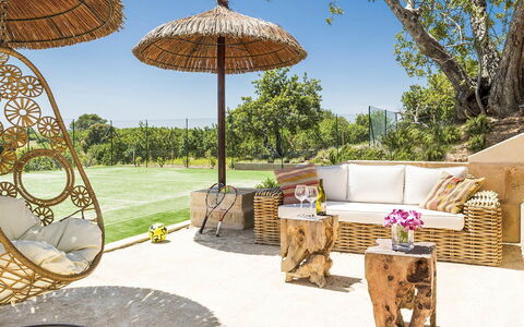 Villa Vineyard: Mueble, Mueble Para Exteriores, Sombra, Silla, Estructura Al Aire Libre, Jardín, Ocio, Paraguas, Diseño, Patio