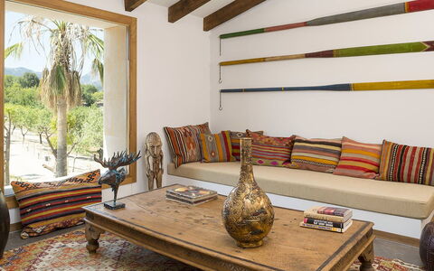 Villa Vineyard: Mueble, Madera, Diseño De Interiores, Sala, Sofá, Habitación, Casa, Piso, Suelo, Arrojar La Almohada