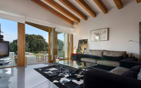 Villa Serafino: Diseño De Interiores, Mueble, Sofá, Piso, Suelo, Madera, Techo, Sala, Habitación, Casa