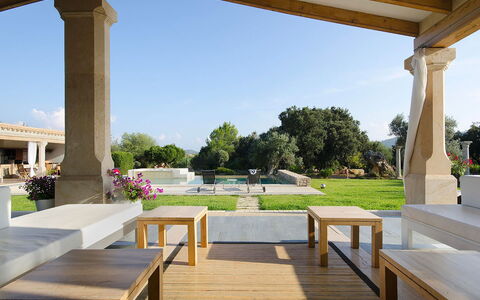 Villa Serafino: Columna, Jardín, Sombra, Estructura Al Aire Libre, Paisajismo, Mueble Para Exteriores, Kiosko, Hormigón, Diseño, Patio