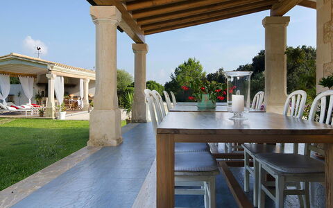 Villa Serafino: Mueble, Mesa, Mueble Para Exteriores, Silla, Columna, Mesa Al Aire Libre, Estructura Al Aire Libre, Porche, Maceta, Sombra