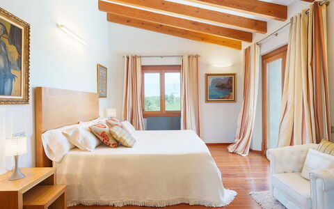Villa Serafino: Mueble, Diseño De Interiores, Cama, Piso, Pared, Suelo, Habitación, Madera, Casa, Techo