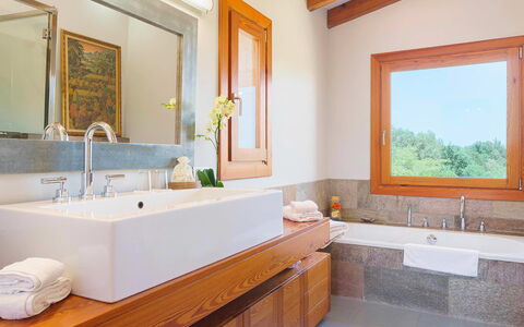 Villa Serafino: Diseño De Interiores, Arreglo De Tubería, Piso, Madera, Lavabo, Baño, Grifo, Suelo, Casa, Mueble