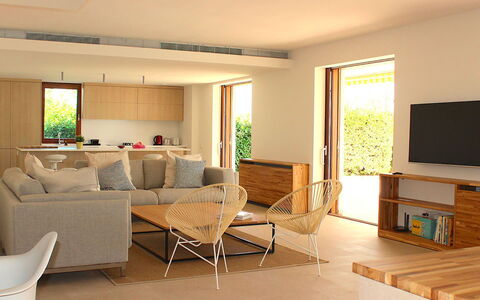 Villa Acapulco: Mueble, Diseño De Interiores, Piso, Suelo, Pared, Madera, Sofá, Mesa, Silla, Sala