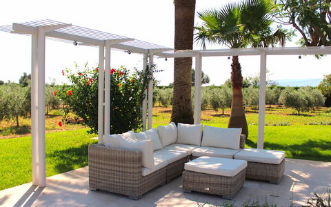 Villa Acapulco: Mueble, Mueble Para Exteriores, Jardín, Sombra, Kiosko, Pérgola, Estructura Al Aire Libre, Pabellón, Columna, Patio