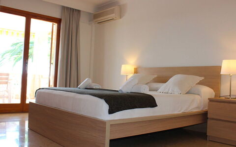 Villa Acapulco: Mueble, Diseño De Interiores, Cama, Habitación, Piso, Madera, Suelo, Lecho, Sábana, Habitación