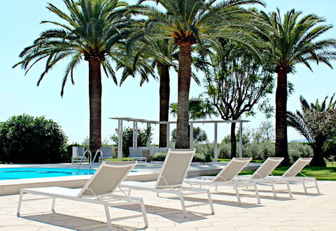 Villa Acapulco: Mueble, Mueble Para Exteriores, Silla, Recurso, Sombra, Eco Hotel, Piscina, Sunlounger, Mesa Al Aire Libre