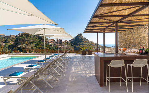 Villa Zafferano: Piscina, Mueble, Mueble Para Exteriores, Recurso, Silla, Eco Hotel, Mesa Al Aire Libre, Ciudad De Vacaciones, Cocina Y Comedor Mesa, Balcón