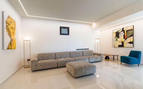 Villa Zafferano: Mueble, Diseño De Interiores, Piso, Pared, Suelo, Sofá, Techo, Madera, Sala, Encendiendo
