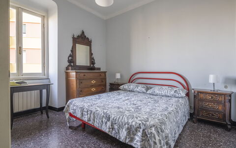 Da Federico, Apartment Genova Brignole: Habitación, Cama, Sábana, Piso, Diseño De Interiores, Suelo, Lecho, Habitación, Marco De La Cama, Mueble
