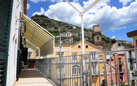 Casa Minori: Material Compuesto, Diseño Urbano, Balcón, Departamento, Escalera, Pretil, Balaustre