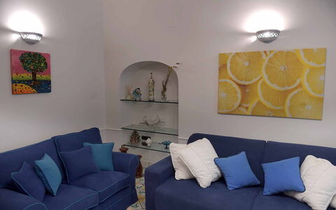Casa Minori: Mueble, Azul, Sofá, Pared, Diseño De Interiores, Sala, Amortiguar, Piso, Arrojar La Almohada