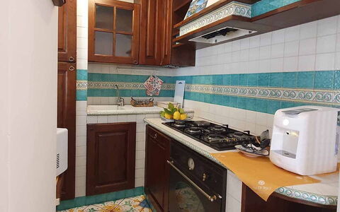 Casa Minori: Cocina, Piso, Madera, Diseño De Interiores, Suelo, Electrodoméstico, Mostrador, Aparato De Cocina, Estufa De Cocina, Gabinetes