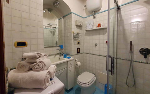 Casa Minori: Lavabo Del Baño, Baño, Arreglo De Tubería, Lavabo, Grifo, Diseño De Interiores, Piso, Plomería, Suelo, Espejo