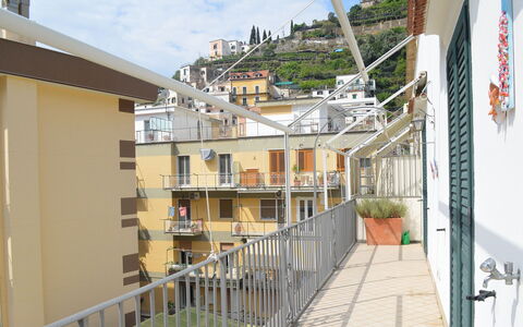 Casa Minori: Departamento, Balcón, Diseño Urbano, Material Compuesto, Condominio, Metal, Pretil, La Luz Del Día