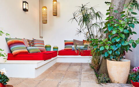 Villa Fullmoon: Mueble, Amortiguar, Diseño De Interiores, Maceta, Arrojar La Almohada, Piso, Sala, Suelo, Sofá, Almohada