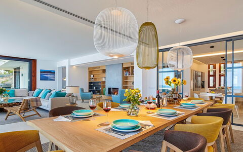 Villa Fullmoon: Diseño De Interiores, Madera, Mueble, Piso, Cocina Y Comedor Mesa, Suelo, Comedor, Mesa, Departamento, Casa