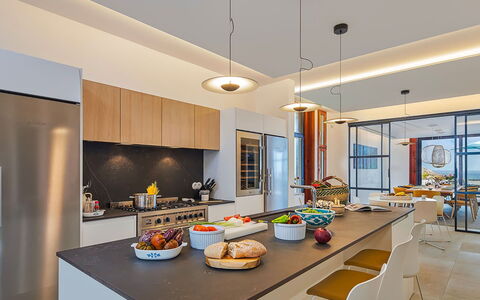 Villa Fullmoon: Diseño De Interiores, Cocina, Mueble, Lámpara, Techo, Mostrador, Piso, Madera, Encendiendo, Suelo