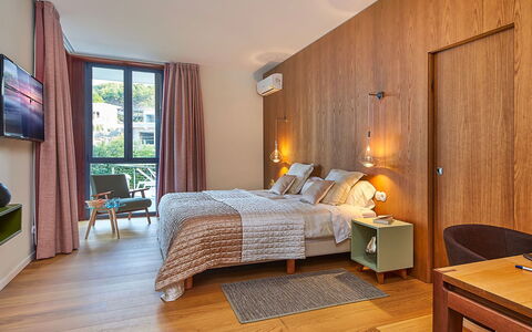 Villa Fullmoon: Cama, Diseño De Interiores, Mueble, Habitación, Sábana, Lecho, Piso, Madera, Suelo, Habitación