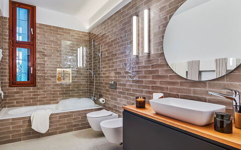 Villa Fullmoon: Arreglo De Tubería, Pared, Baño, Lavabo, Piso, Diseño De Interiores, Lavabo Del Baño, Grifo, Espejo, Suelo