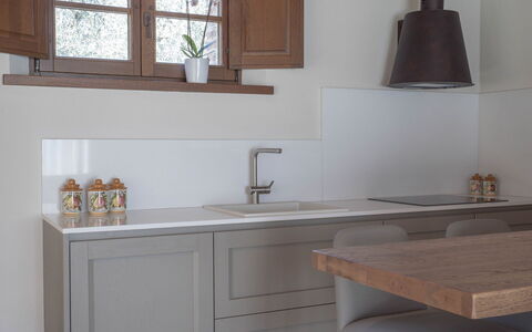 Villa Ripa: Diseño De Interiores, Madera, Mostrador, Cocina, Gabinetes, Piso, Mueble, Lavabo, Grifo, Suelo