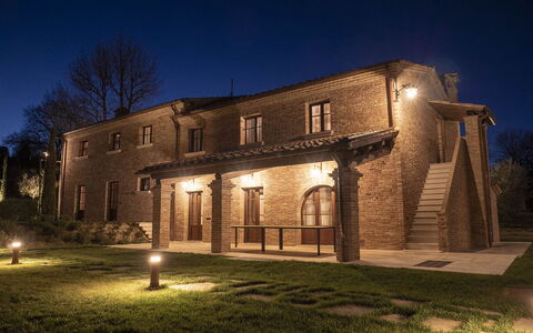 Villa Ripa: Pared, Edificio, Arquitectura, Fachada, Casa, Barrio Residencial, Inmuebles, Casa, Mansión, Ladrillo