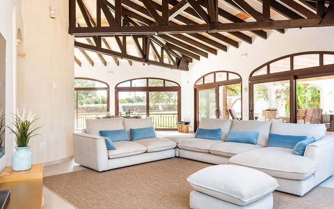 Villa Fountain: Mueble, Diseño De Interiores, Sofá, Piso, Suelo, Mesa, Sala, Habitación, Textil, Techo