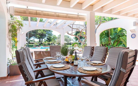 Villa Fountain: Mueble, Mesa, Silla, Mueble Para Exteriores, Cocina Y Comedor Mesa, Diseño De Interiores, Mesa Al Aire Libre, Comedor, Restaurante, Recurso