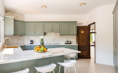 Villa Fountain: Mueble, Diseño De Interiores, Piso, Madera, Suelo, Mostrador, Cocina, Gabinetes, Techo, Encendiendo