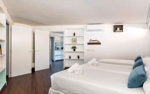 Villa Fountain: Mueble, Diseño De Interiores, Cama, Piso, Habitación, Pared, Suelo, Madera, Techo, Departamento