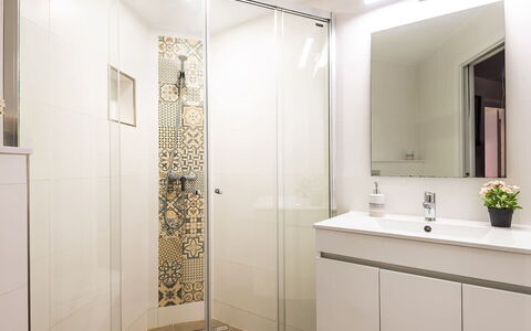 Villa Fountain: Baño, Diseño De Interiores, Piso, Arreglo De Tubería, Pared, Suelo, Lavabo Del Baño, Mueble De Baño, Lavabo, Espejo