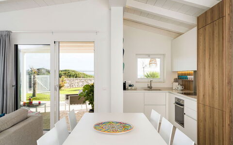 Villa Doddi: Mueble, Diseño De Interiores, Piso, Suelo, Madera, Techo, Cocina, Casa, Mostrador, Cocina Y Comedor Mesa