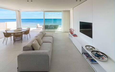 Villa Confini: Suelo, Piso, Mar, Sofá, Sala, Oceano, Costa, Diseño, Playa