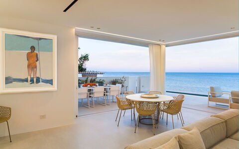Villa Confini: Mueble, Suelo, Diseño De Interiores, Mar, Departamento, Silla, Oceano, Recurso, Costa, Sombra