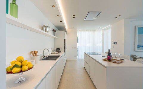 Villa Confini: Cocina, Diseño De Interiores, Mostrador, Piso, Techo, Madera, Suelo, Aparato De Cocina, Gabinetes, Lámpara