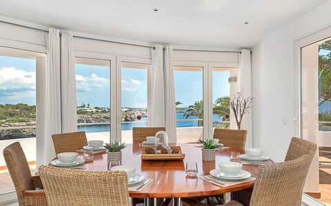 Villa the Cliff: Mueble, Diseño De Interiores, Madera, Mesa, Silla, Comedor, Cocina Y Comedor Mesa, Suelo, Piso, Habitación